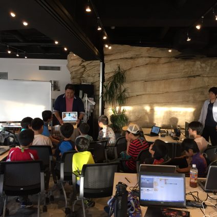 CoderDojoとは、世界各地で開催されている、こどもたちのためのプログラミング教室です。 運営はすべてボランティアで行われています。 